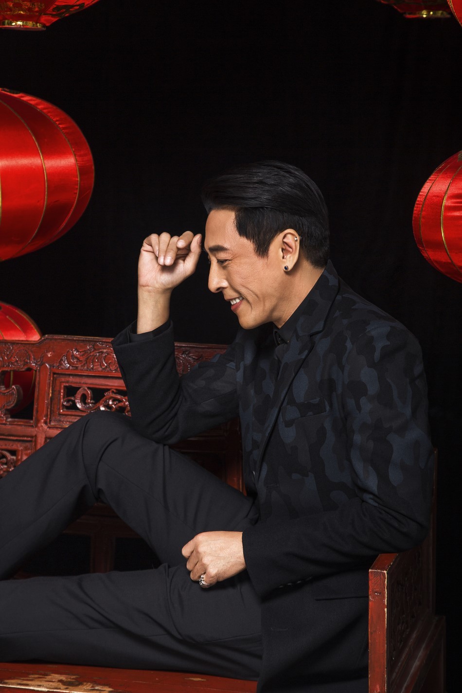 吕颂贤新春红火送祝福 新年写真帅气喜庆