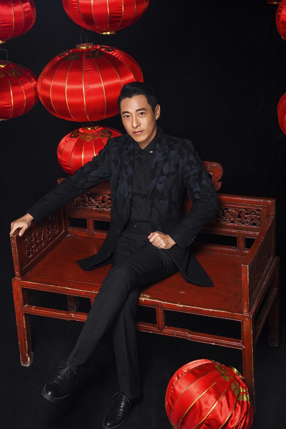 吕颂贤新春红火送祝福 新年写真帅气喜庆