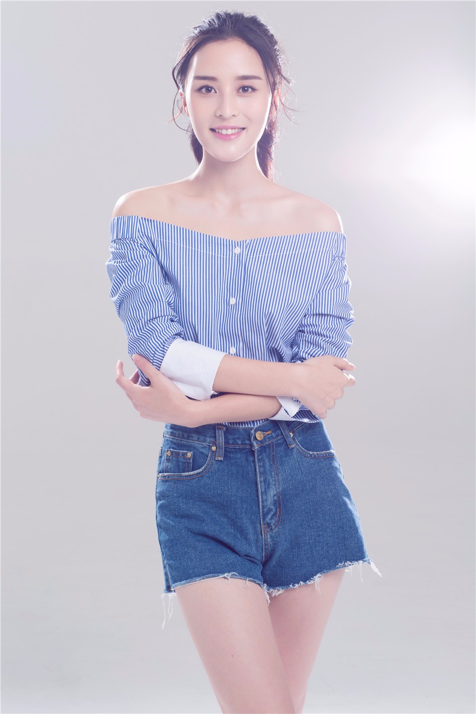 汤晶晶曝清爽率性写真盈盈浅笑暖化人心
