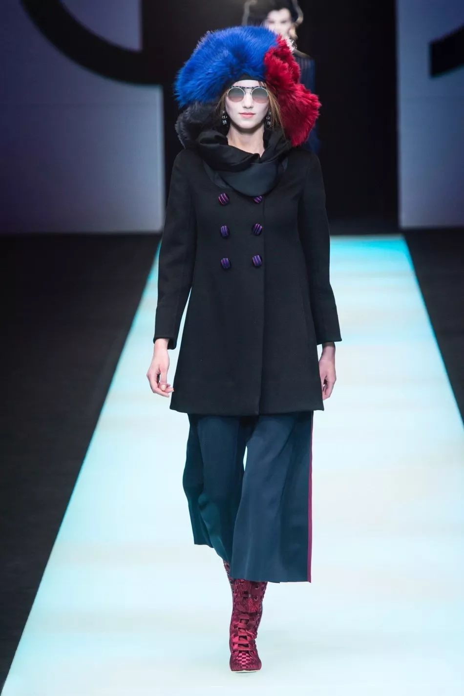 轻柔的蓝紫色开场