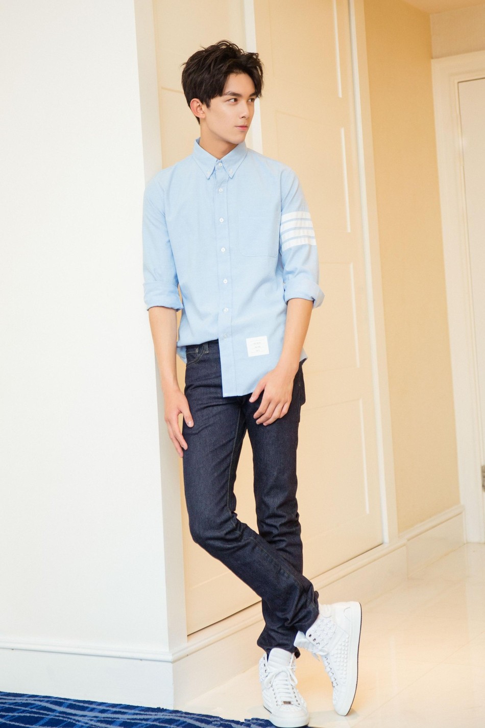 一身清爽装扮 "大长腿"吴磊变身"蓝朋友"