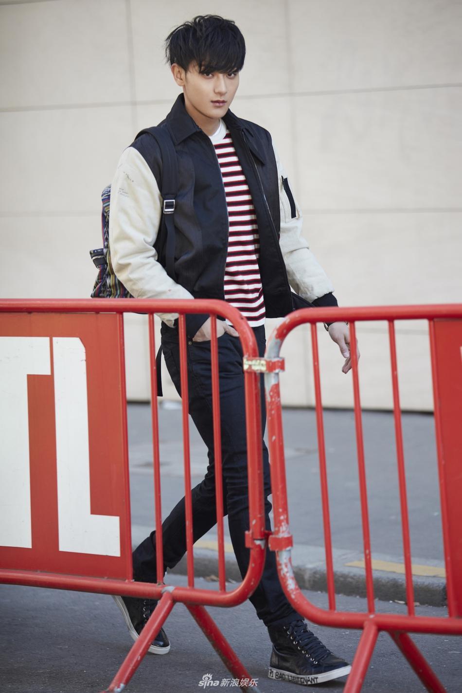 黄子韬亮相巴黎时装周街头凹造型 wuli韬韬帅爆了!