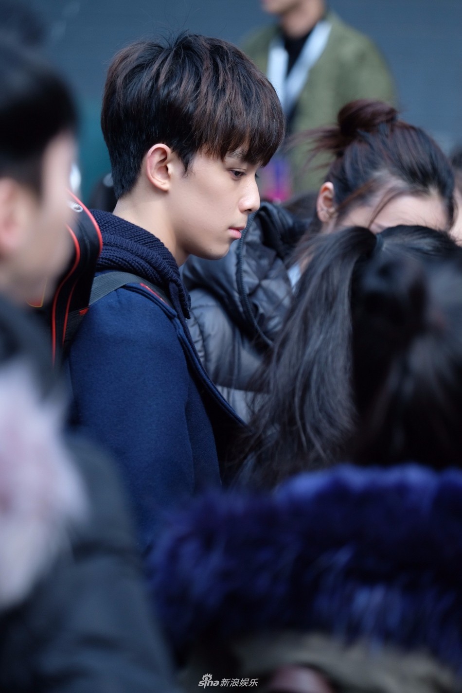 吴磊现身北京电影学院艺考复试,才艺展示舞剑帅气满分