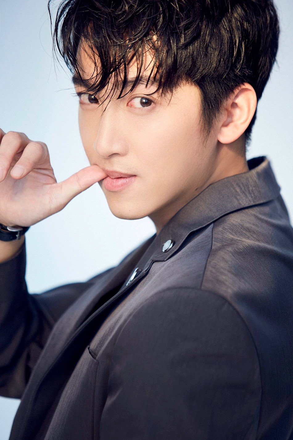 明俊臣冬日写真曝光 阳光男孩展露温暖笑容