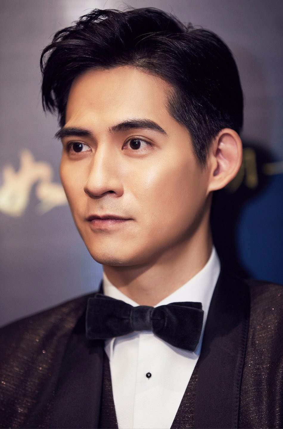 热巴身穿俏丽花裙嘟嘴卖萌变小可爱周渝民笑到眼看不见