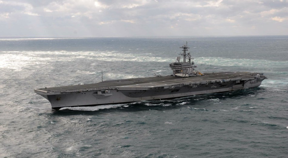 乔治布什号航母在大西洋上航行