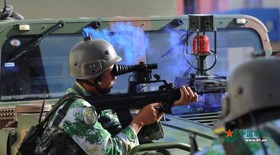 为何这支95式步枪瞄准镜高的离谱:战士要伸长脖子才能瞄准!