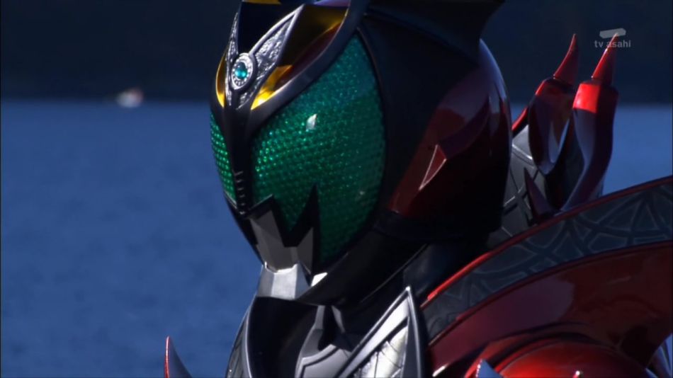 发动时与kiva,saga一样同周围会浮现出夜景,出现红色满月.