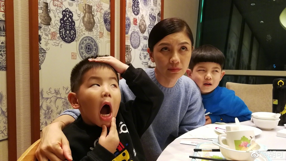 胡可和儿子安吉,小鱼儿同时翻白眼