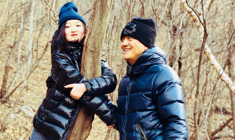 李亚鹏带女儿新年登高 李嫣大长腿抢镜