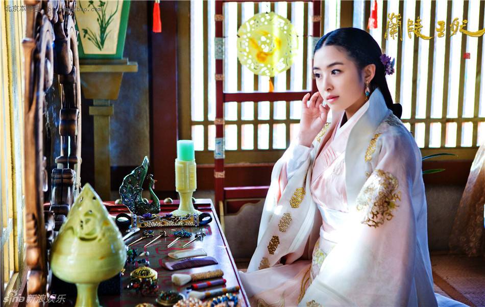 古装女星对镜梳妆,热巴美成妖,唐嫣惊艳,杨幂手里的东西亮了