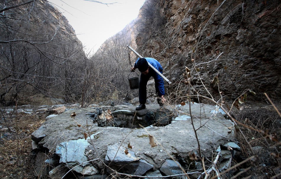 老人和大山相伴几十年,山里没水没电,相伴的只有狼群