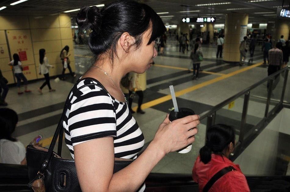 十八岁帅气儿子外出打工两年后,归来时候却成了女儿身