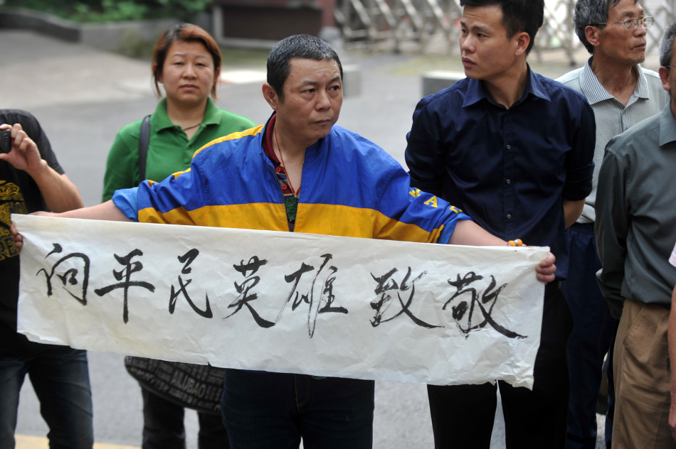 最美司机吴斌生死1分16秒用自己生命换24名乘客安全万人泪别