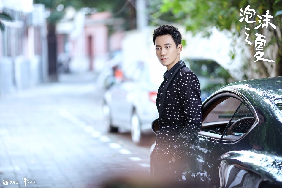 《泡沫之夏》曝欧辰工作照 秦俊杰神情专注现"侧颜杀"