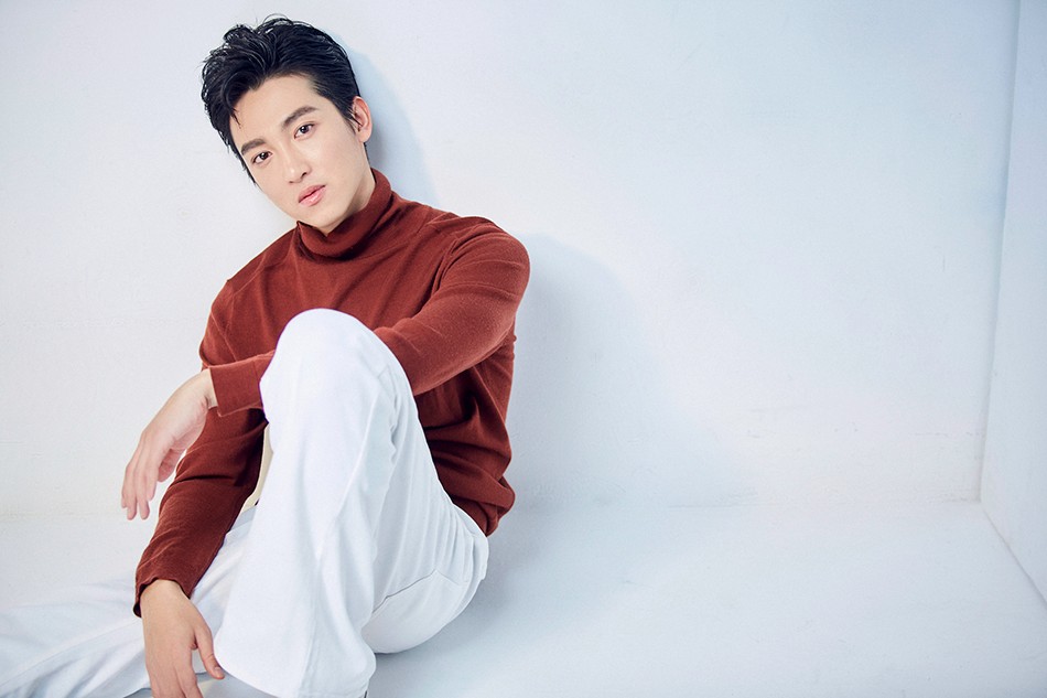 明俊臣冬日写真曝光 阳光男孩展露温暖笑容_新浪看点