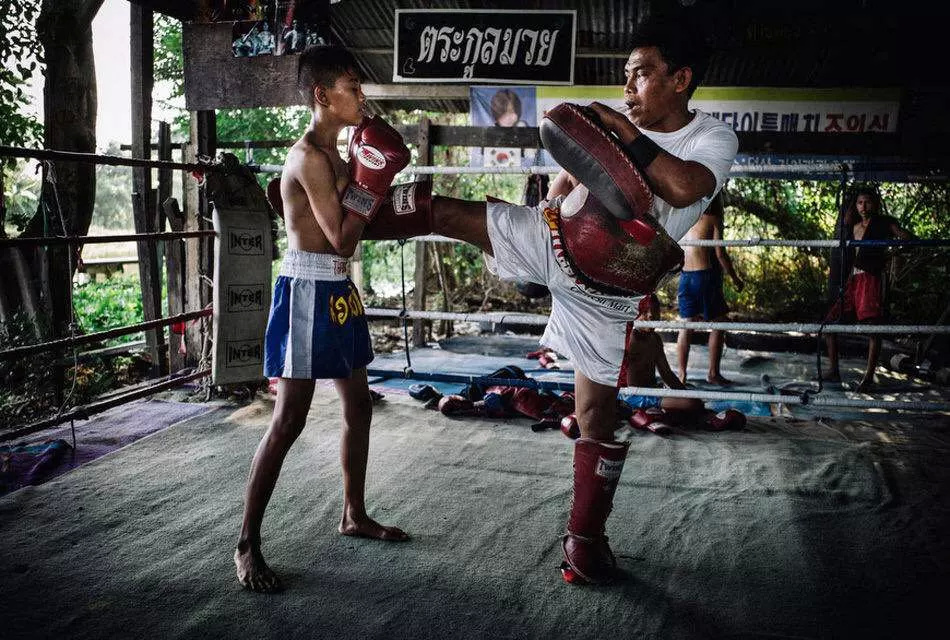 泰拳教练在酒吧一打十!肘击ko四人!|泰拳|拳手|职业_新浪新闻