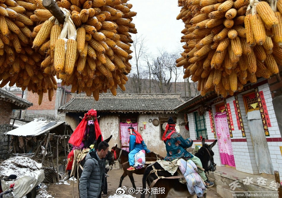 清水县陇东镇梁庄村冒雪"耍社火"