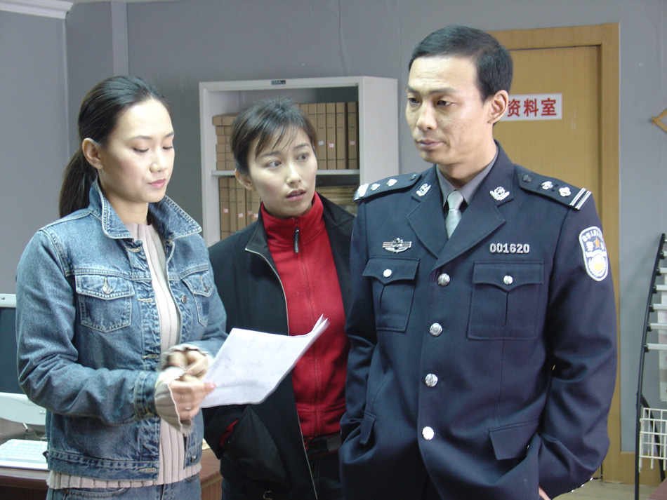 我打开手机,播放警车的声音,并假装自己是警察,过去敲邻居的门