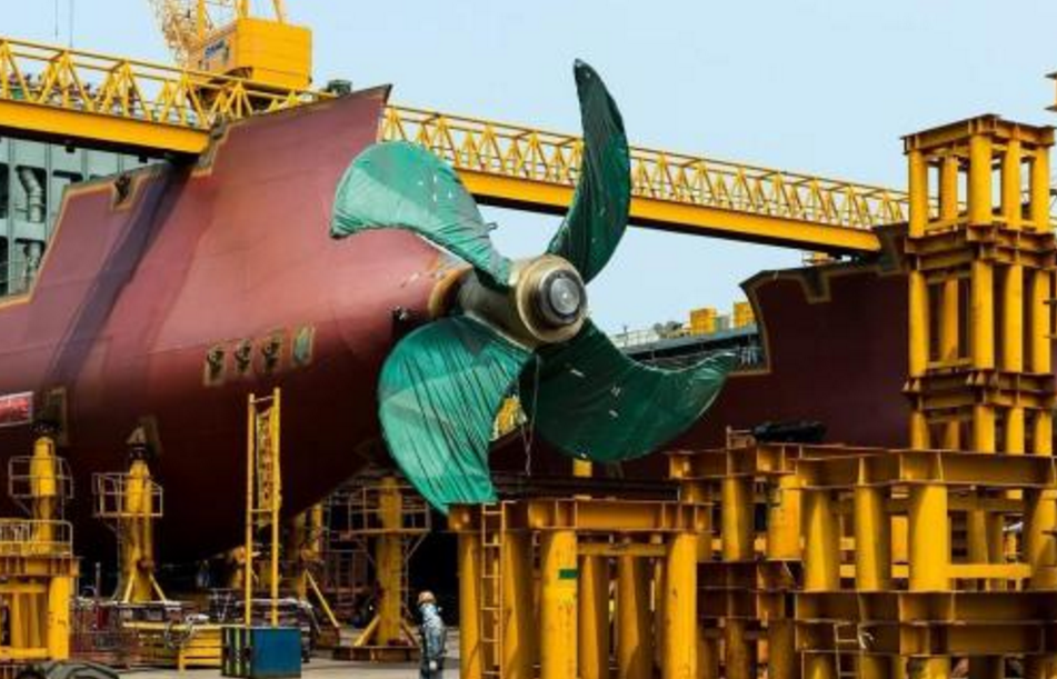 世界上最长的船每个螺旋桨重达70吨可装载18万个集装箱