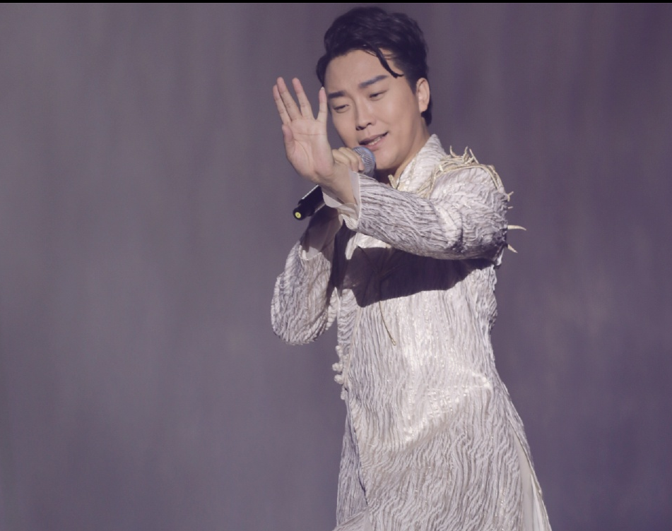 李玉刚十年经典演唱会重庆站完美落幕 美丽的回忆伴随你我_新浪看点