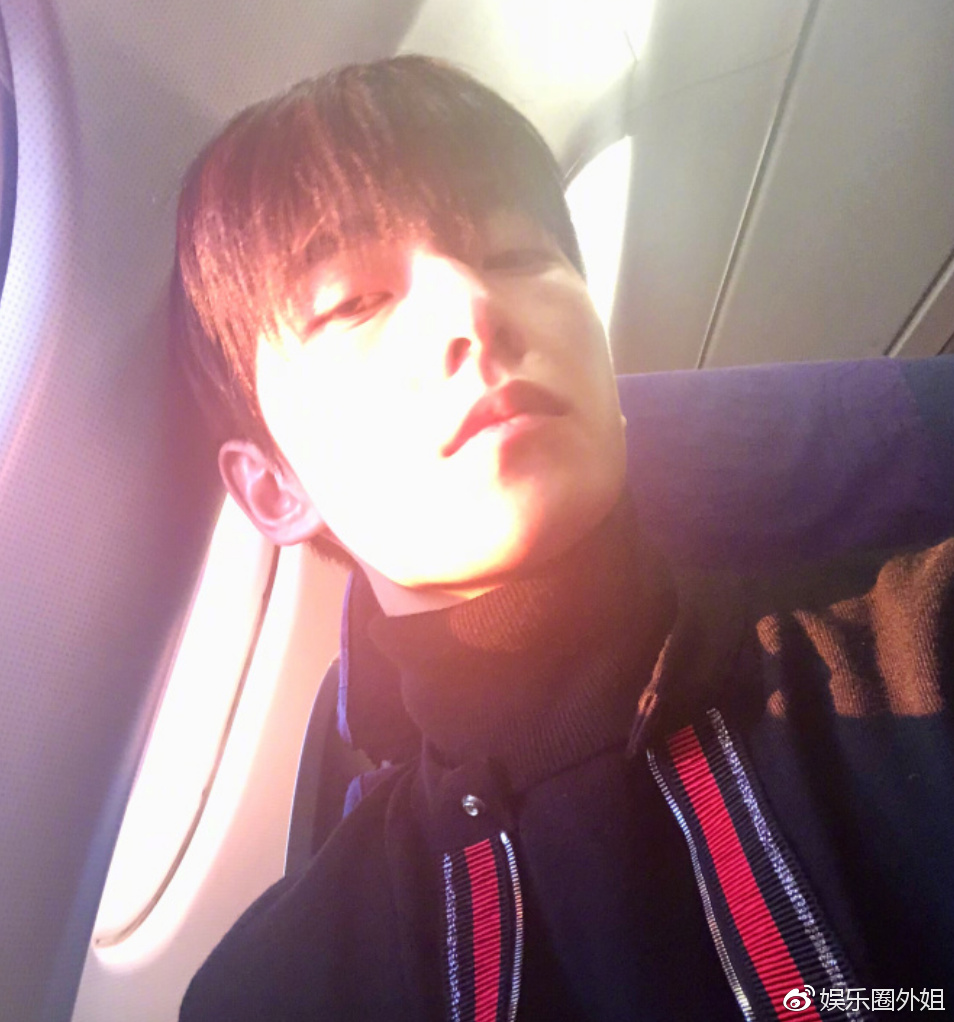 皮一下很开心杨洋晒久违正面自拍照标准男友穿搭就是他了