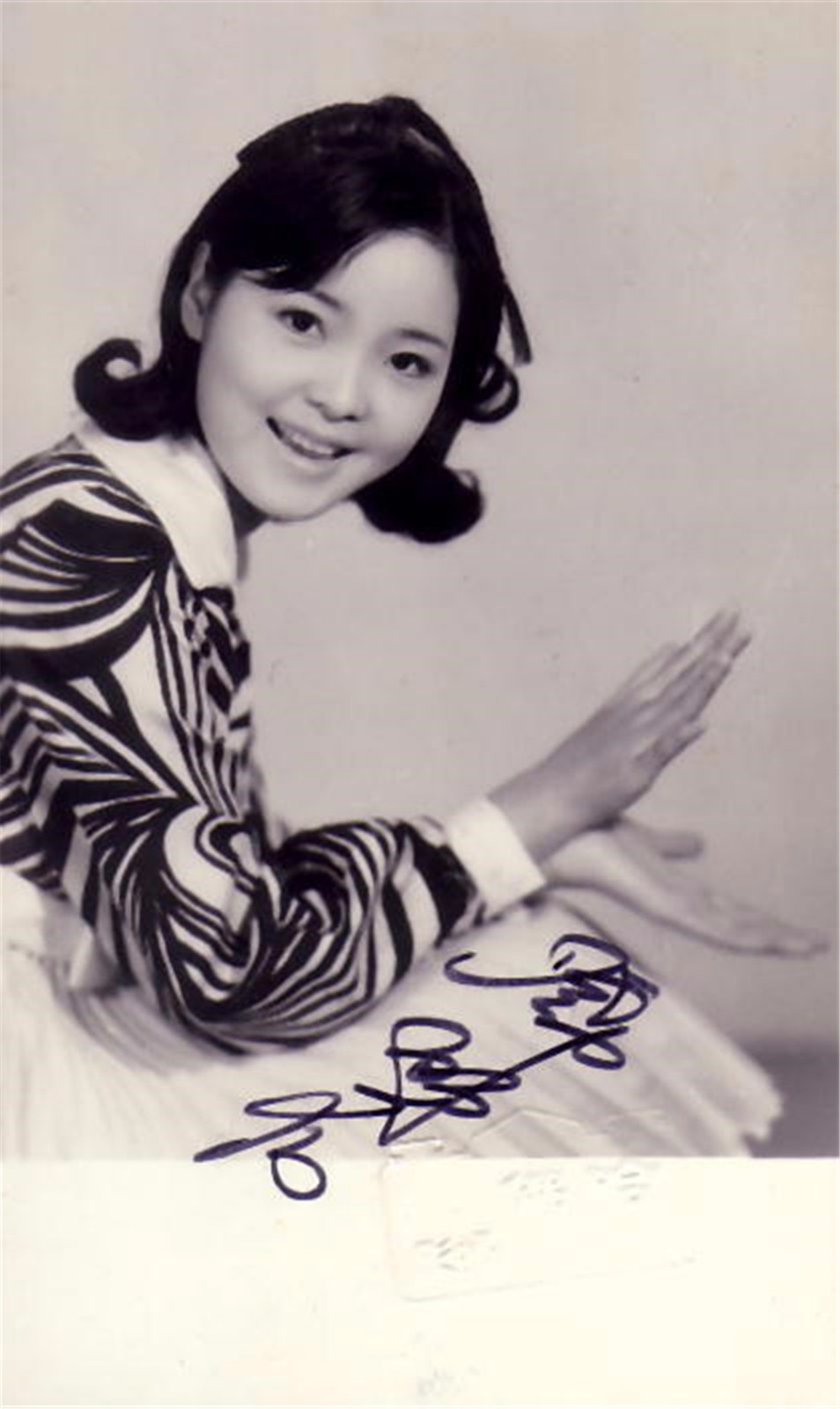 邓丽君罕见旧照从小就是美人坯子网友照片歌声满满全是回忆