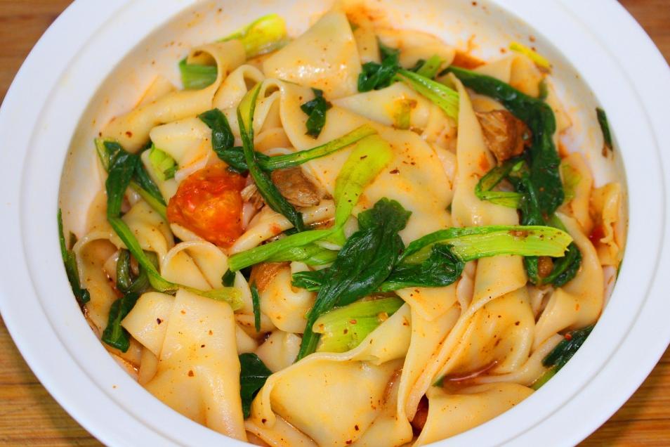 北方农村家庭最常做的一种面条味道非常好吃都形成品牌了