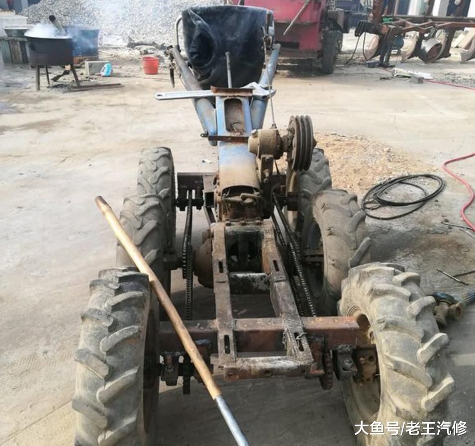 路边偶遇农民自己改造的6驱拖拉机 看着很拉风就是不知能不能拐弯