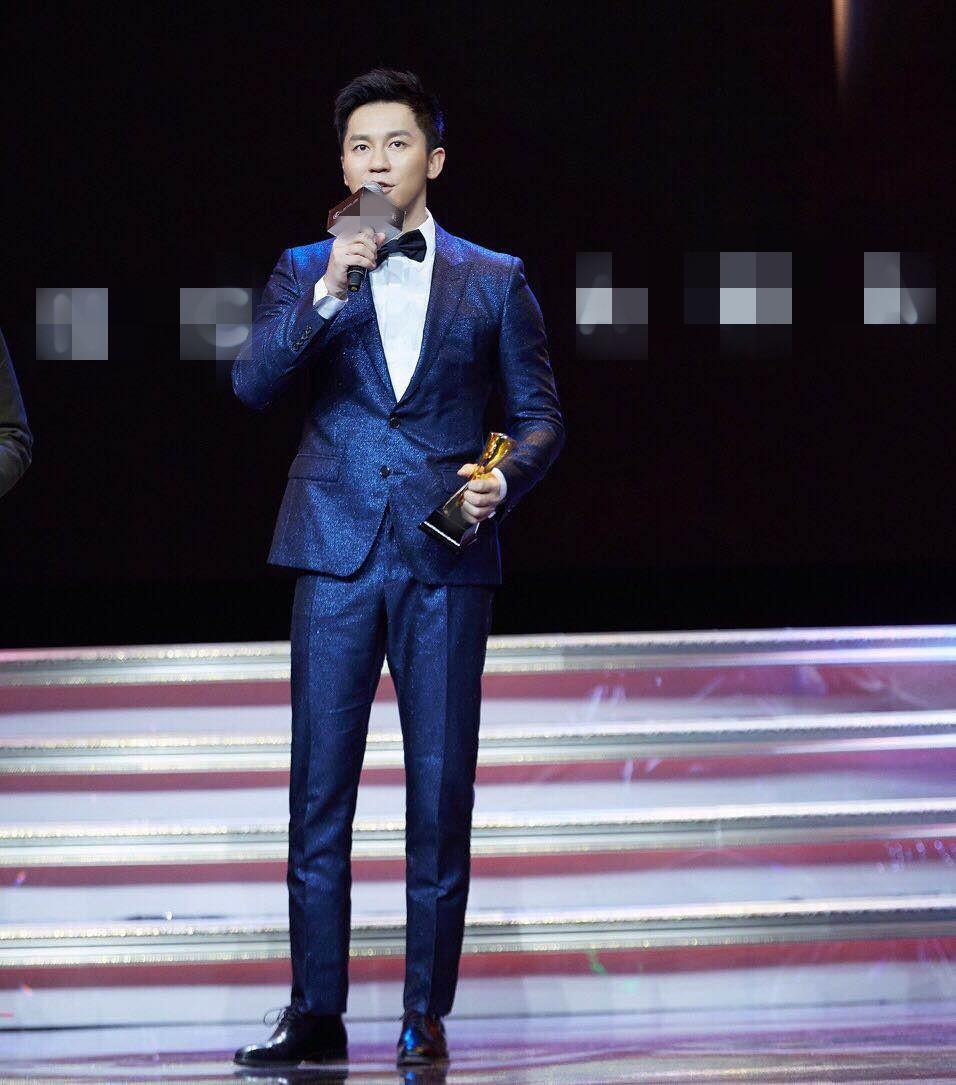 李晨和王俊凯相差了21岁,选西装款式时的偏好不同!