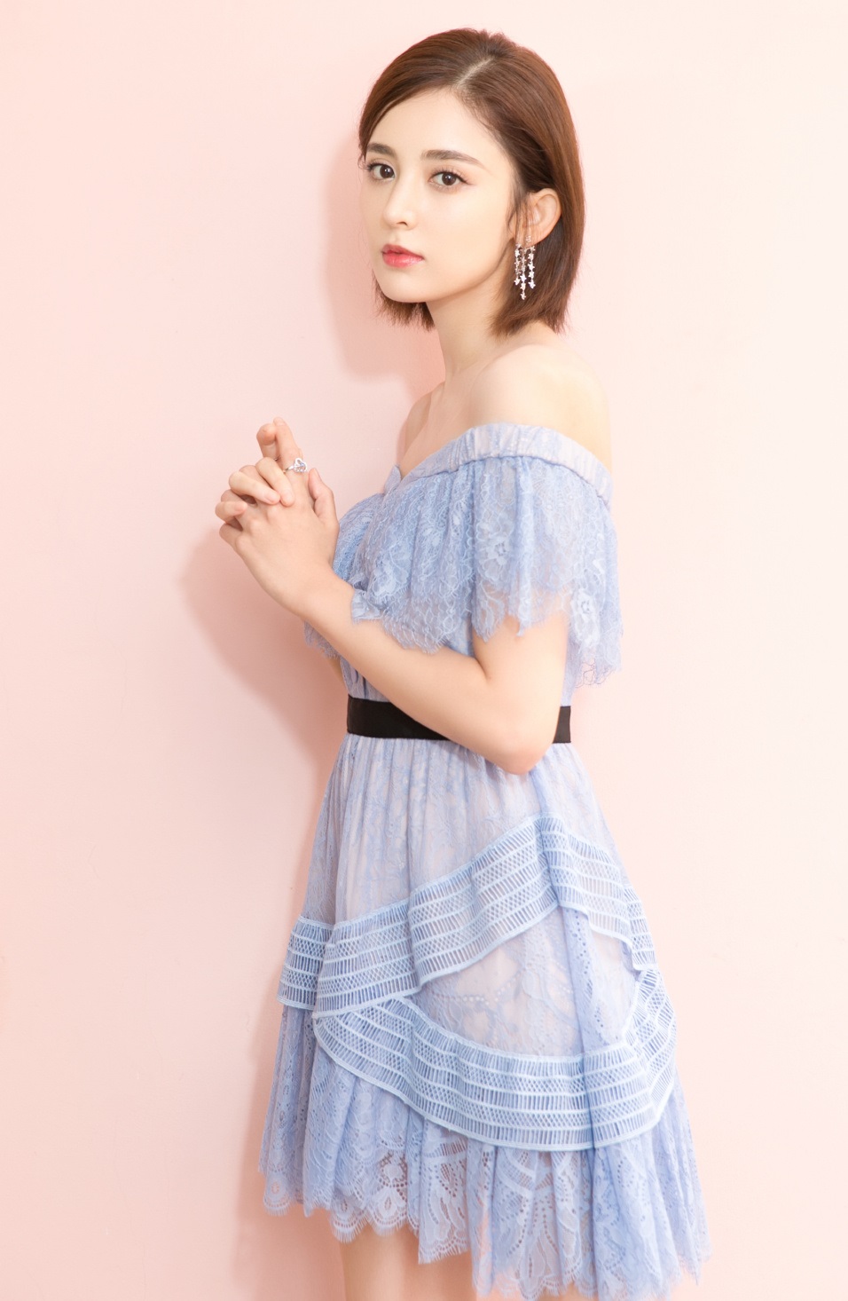 女星博眼球秀身材"技巧"不断升级,37岁张柏芝也不甘人后