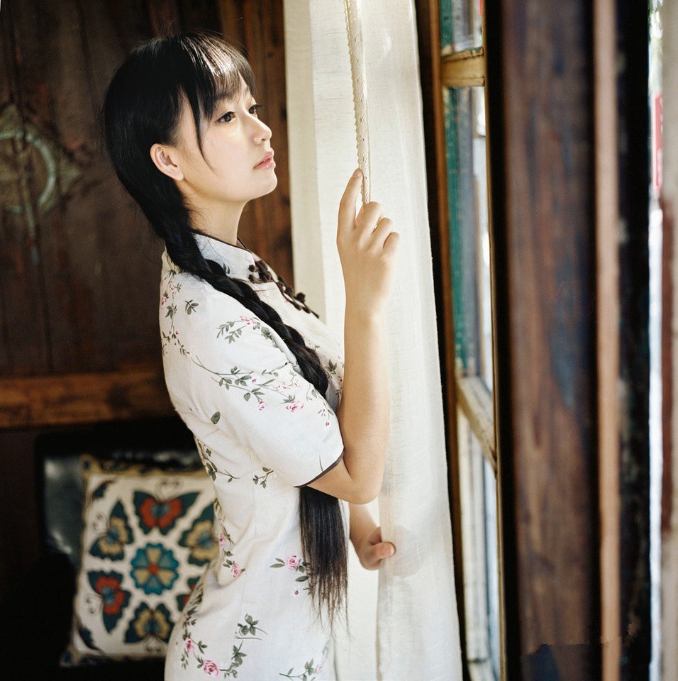 一个有着古色古香的美丽旗袍风情小女子