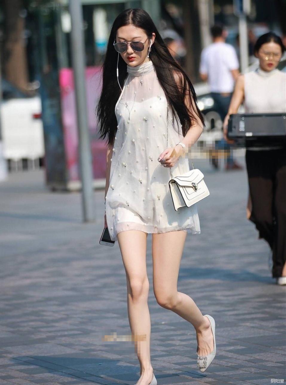 街拍薄纱超短裙气质小姐姐, 这样的穿着我也是醉了!