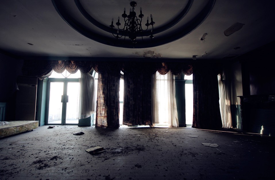 豪华别墅一夜间人去楼空,如今阴森恐怖不敢靠近