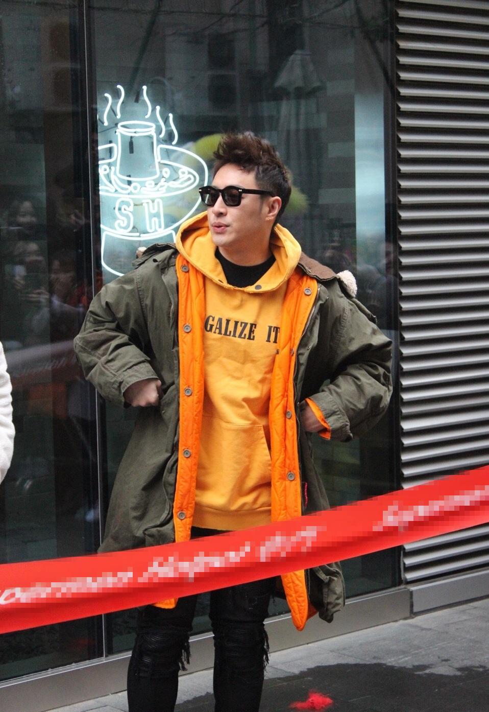 潘玮柏穿大衣配破洞牛仔裤, 虽然酷帅却被冻得吐舌头