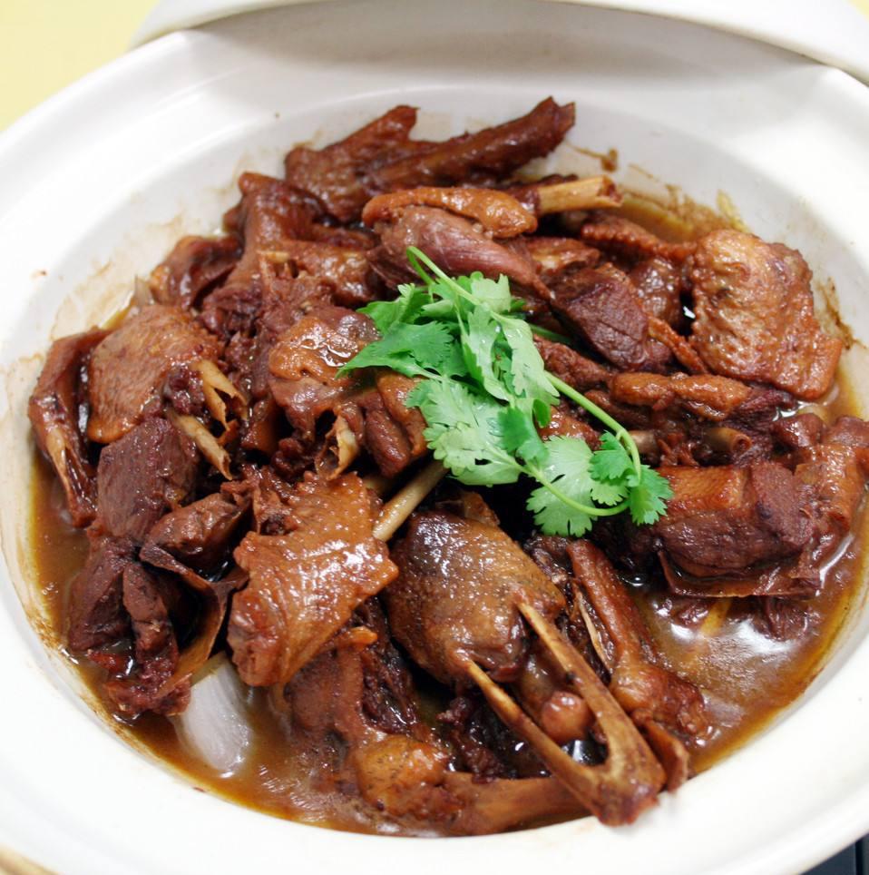 剁好的鹅肉,焯遍水,洗尽血沫.