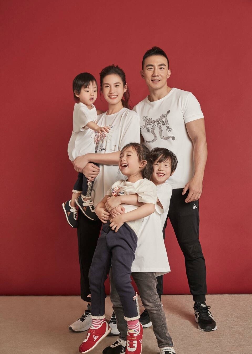 小泡芙妈妈晒全家福,兄妹三人撞脸傻傻分不清