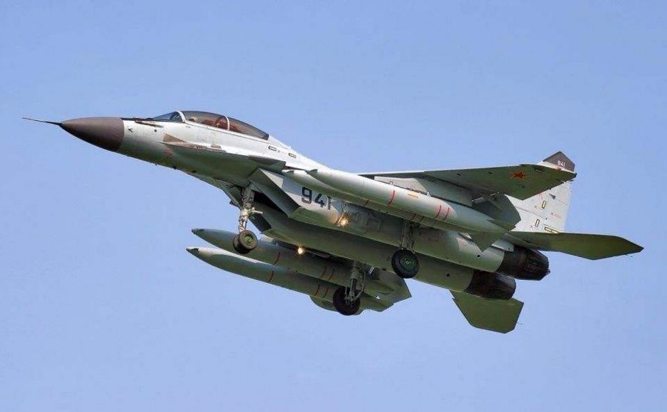 印度这回赚大了?美国一次要卖100架航母舰载机!