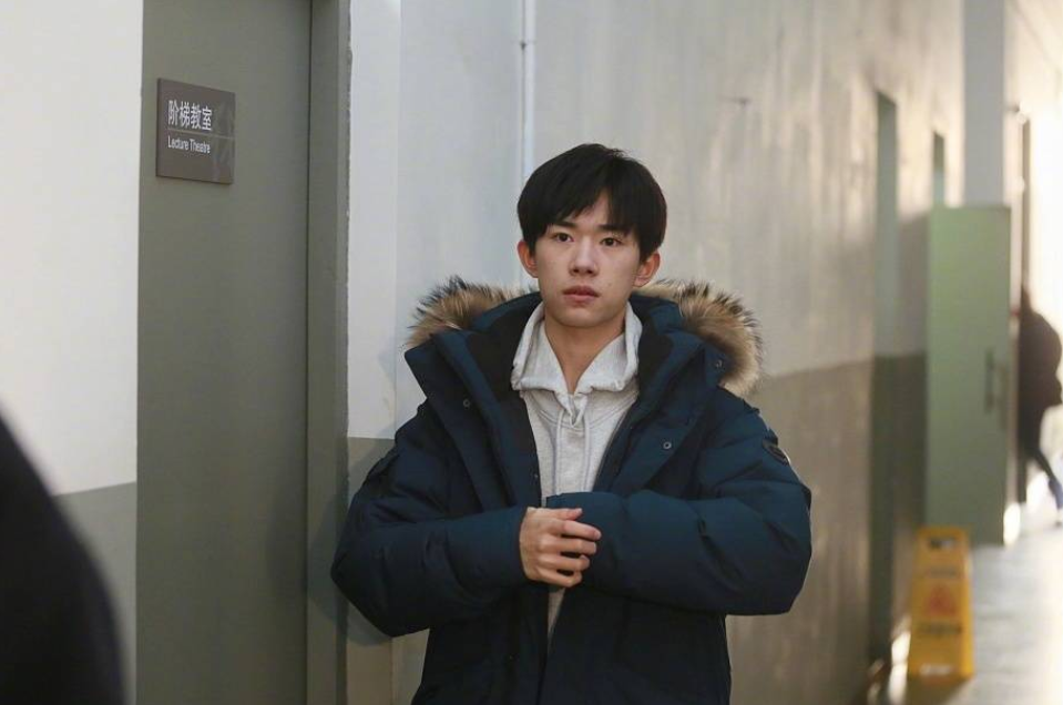 易烊千玺艺考现场验脸,软妹衣着清凉被冻发抖,千玺"爱莫能助"