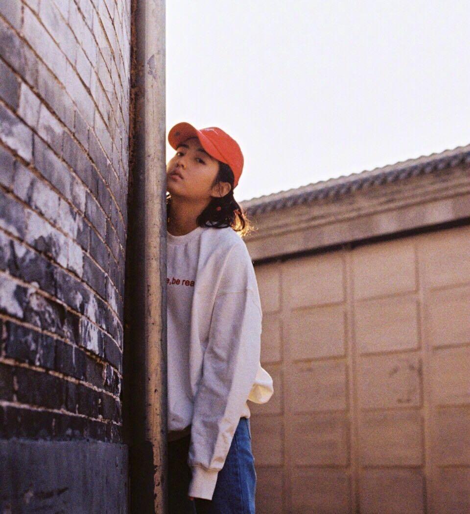 张子枫穿上裙子,踩着高跟鞋,也挺美的吧?