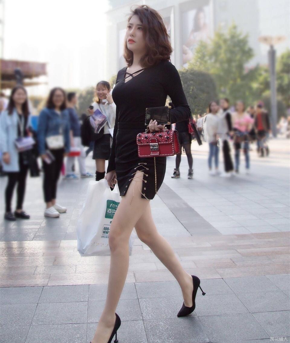 街拍开叉紧身裙大姐, 不是肌肉男请自觉绕道