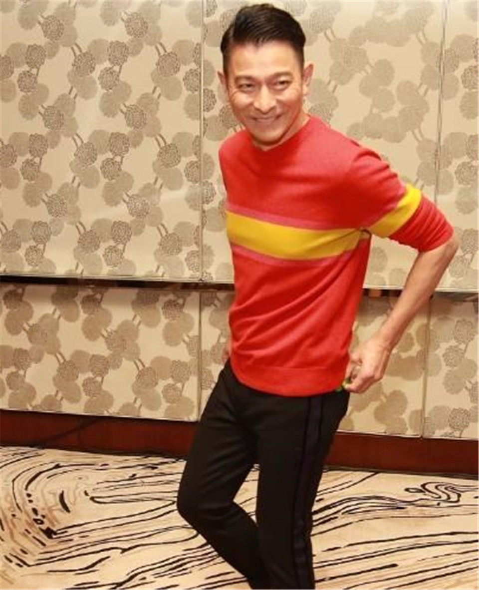 刘德华近照,微微驼背,网友:岁月不饶人,华仔真的老了_新浪看点