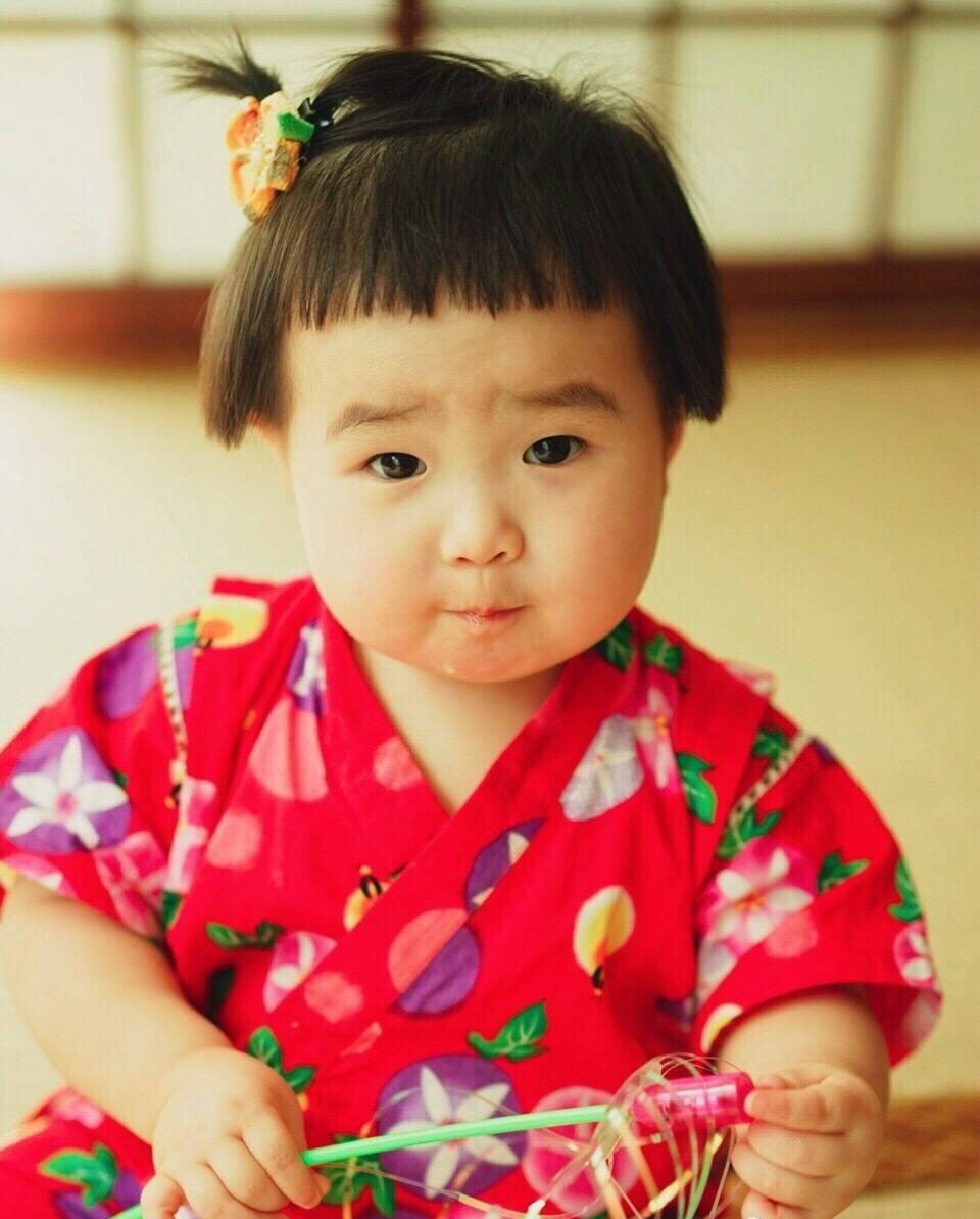 又降温了,小蛮裹成个小肉球,大口吃糖葫芦的样子好陶醉!