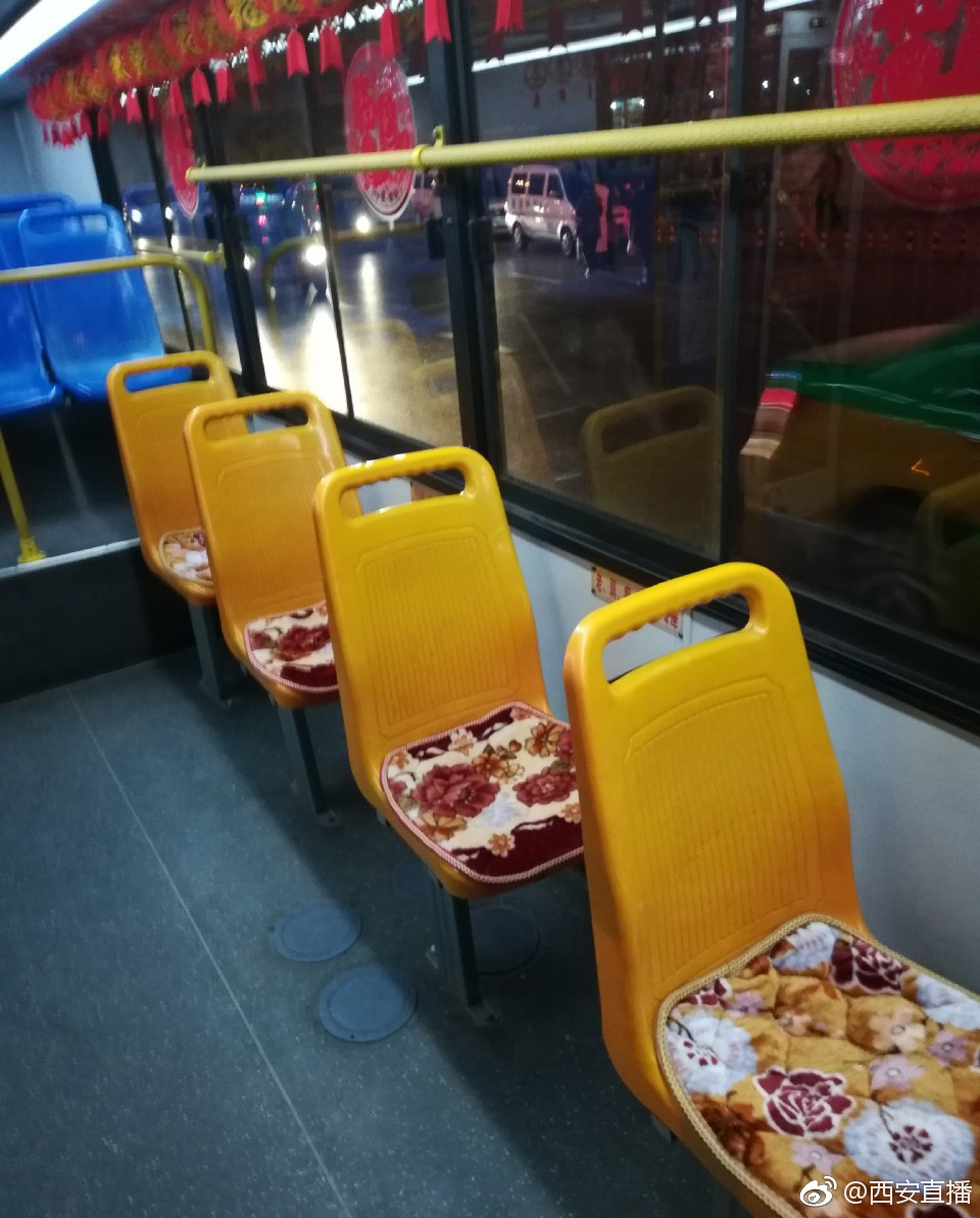 西安603路公交车一司机自费为老弱病残孕专座配棉坐垫[赞]