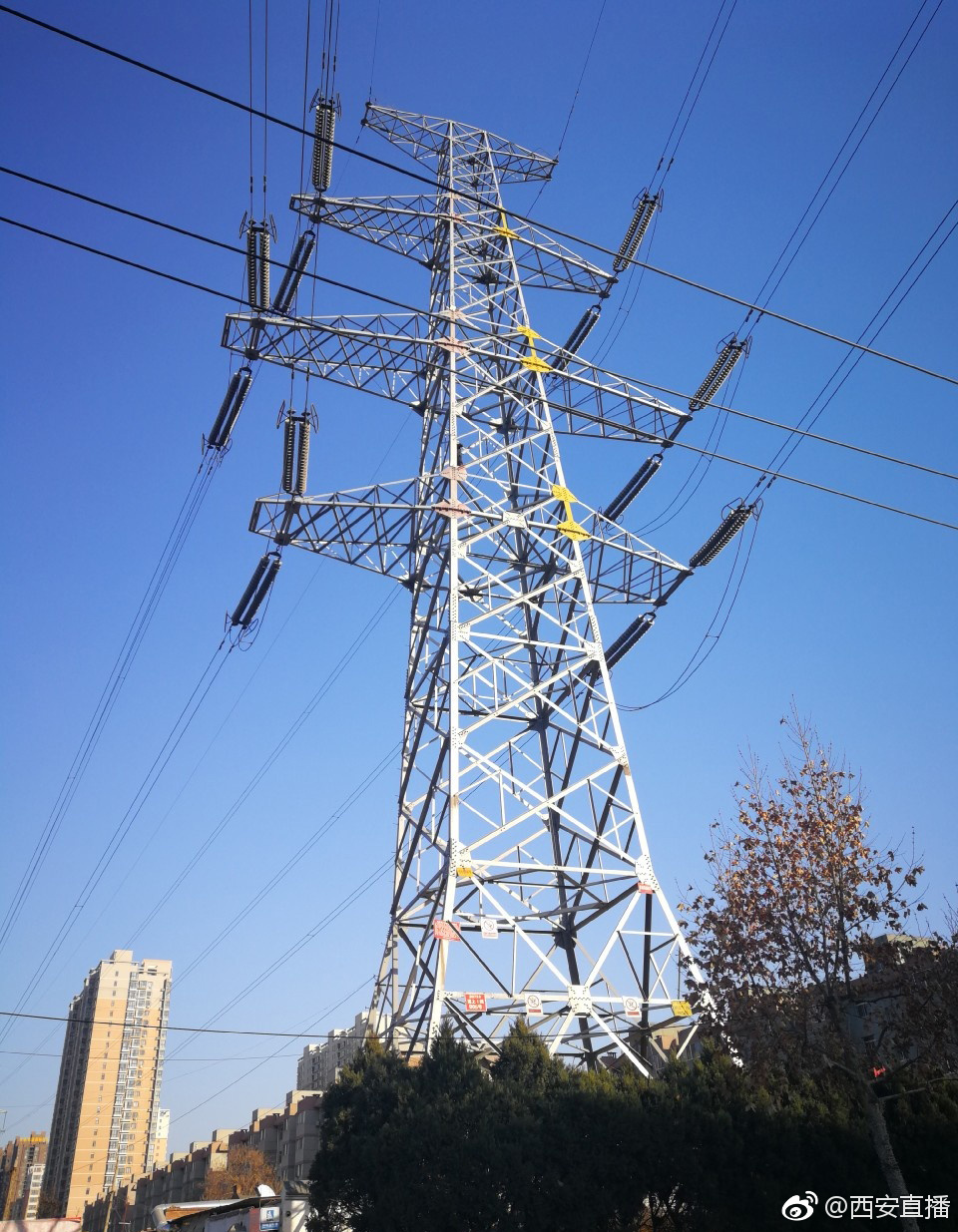 长安区华美十字一男子爬上高压线塔