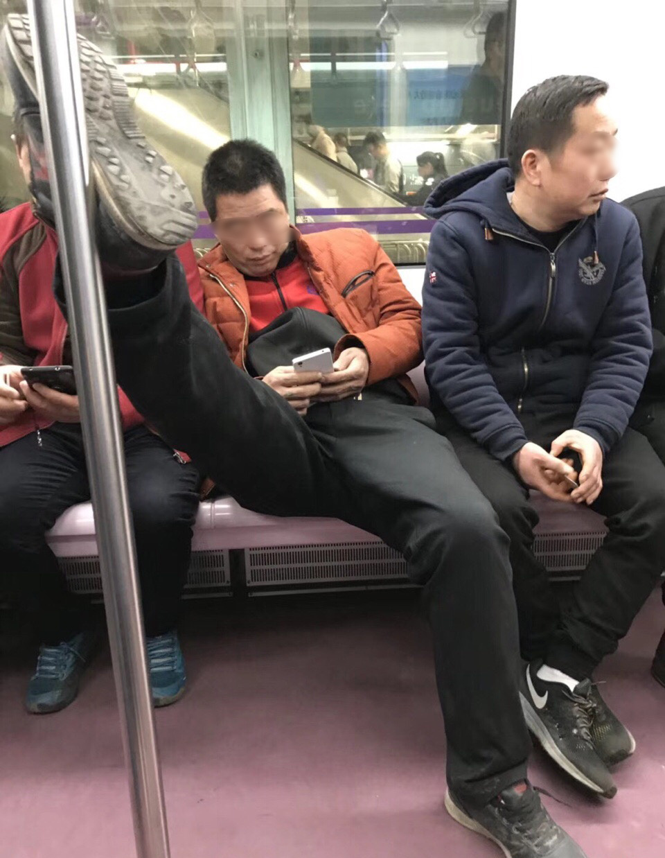 曝光地铁上的不文明行为