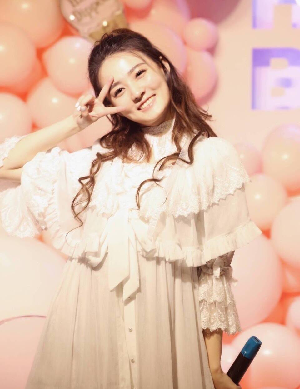 徐璐生日会的造型来了,笑得很开心,像个小公主!