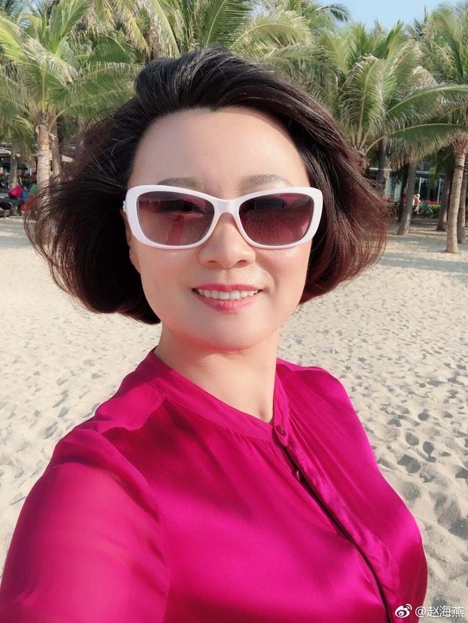 永强妈赵海燕晒海边美照大秀美腿,时髦造型和戏里反
