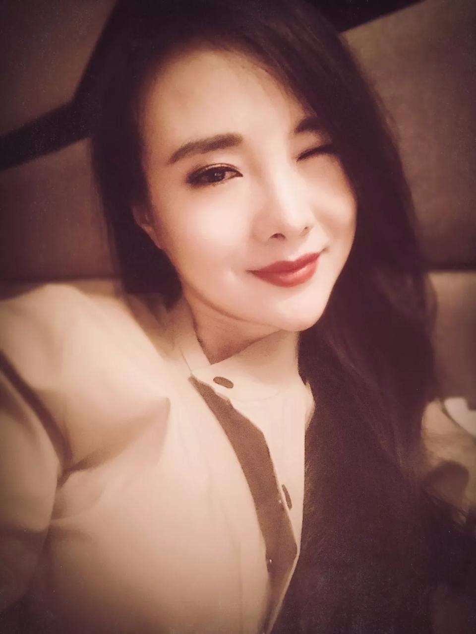 干露露给人的感觉就是性感,喜欢她吗?