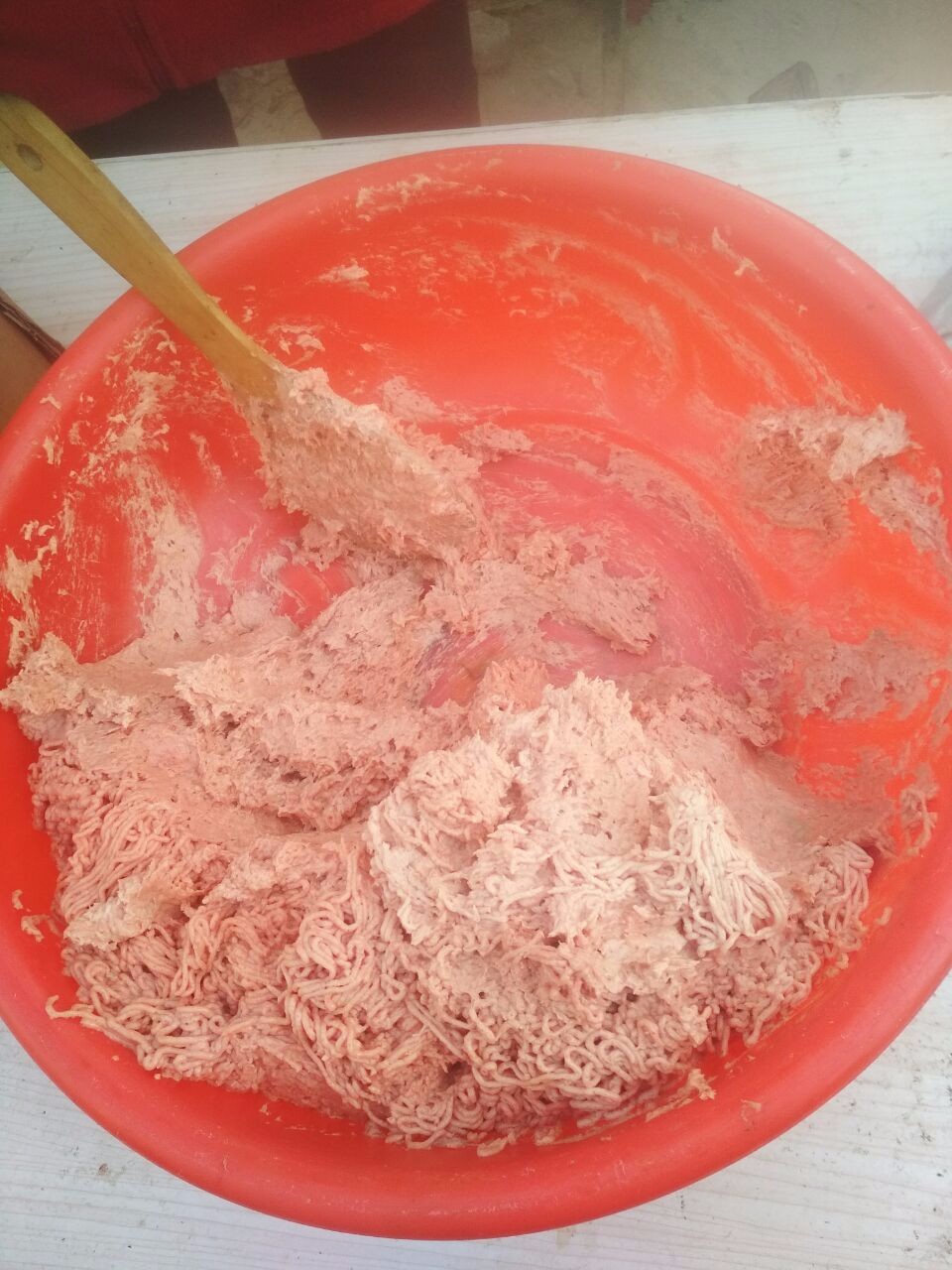 集市上,用鸡架骨加工成的肉泥,可以做肉丸子吃,四元一斤